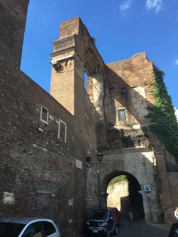 Delightful Apartment 100 Meters From The Colosseum Exterior photo